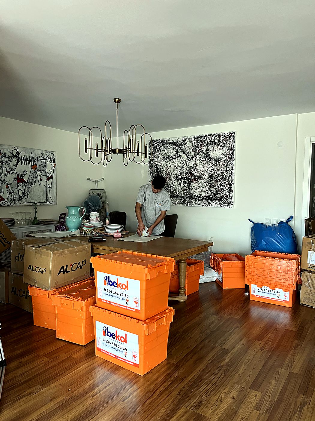 Evde eşya paketleme çalışması